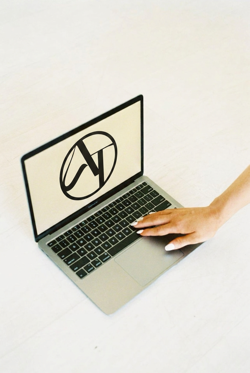 Laptop met Atelier Tech-logo op het scherm